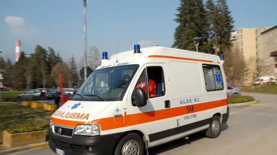 Belluno, 15 marzo 2007. Feltre, un'ambulanza esce dal pronto soccorso dell'ospedale.