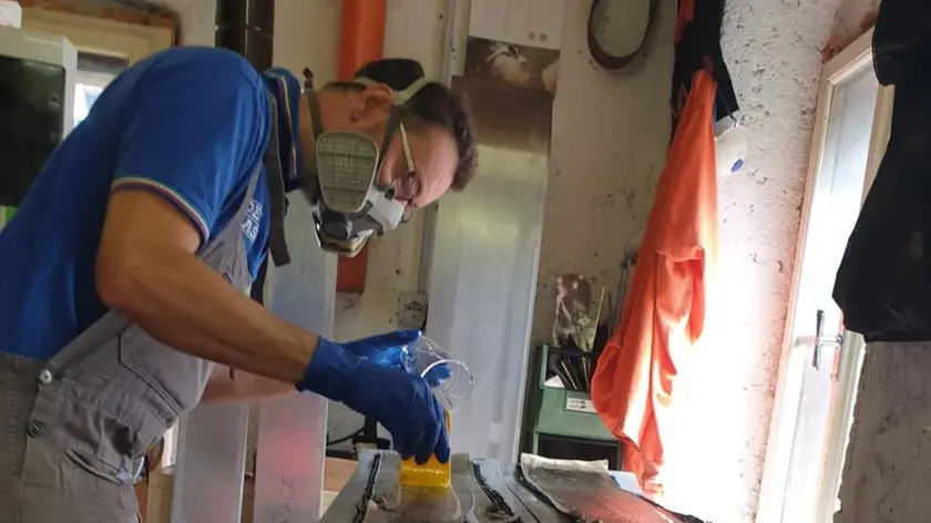 Massimo De Michiel al lavoro nel suo laboratorio di Lorenzago
