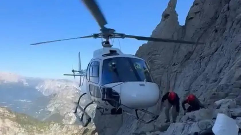 Lavori sulla ferrata Sperti, l'elicottero ha portato in quota i materiali