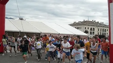 La partenza della Pedonata delle rose che ieri mattina ha concluso nel migliore dei modi la Festa del volontariato