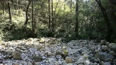 L’alveo del Colmeda a secco A destra la diga Sotto il titolo il torrente prosciugato Tutta l’acqua è ingoiata dalla diga