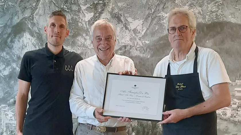 La consegna della targa di Confcommercio all’hotel Tre Pini di Danta