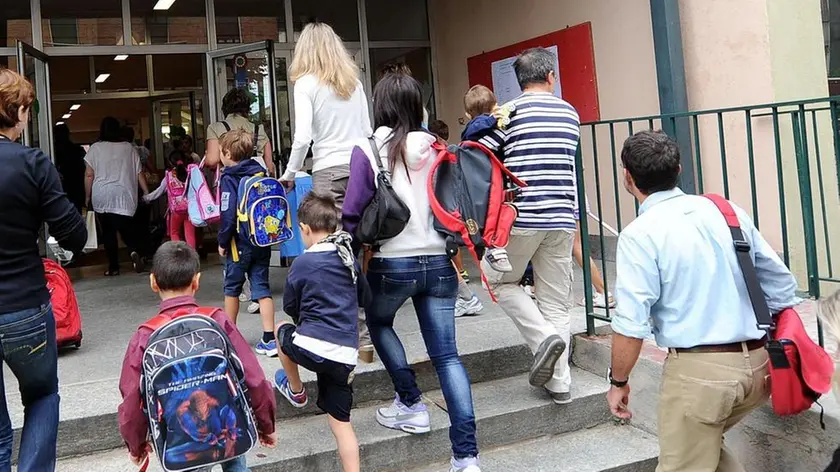 Studenti entrano in una scuola, in una immagine di archivio..ANSA/ALESSANDRO DI MARCO