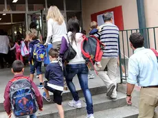 Studenti entrano in una scuola, in una immagine di archivio..ANSA/ALESSANDRO DI MARCO