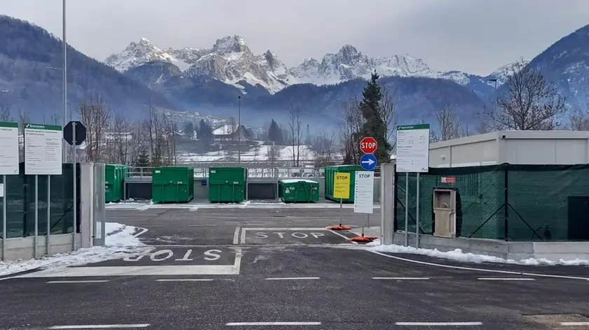 Un ecocenro di Valpe Ambiente, che gestisce la raccolta rifiuti anche in Val Boite