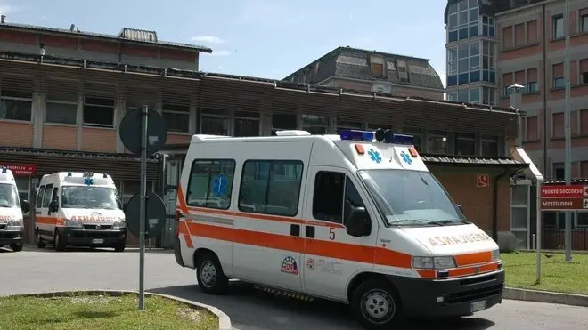 Un'ambulanza del Suem-118 che parte dal pronto soccorsoospedale belluno