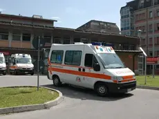 Un'ambulanza del Suem-118 che parte dal pronto soccorsoospedale belluno