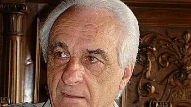 L’assessore al bilancio Gianni Bertoldin A destra il municipio