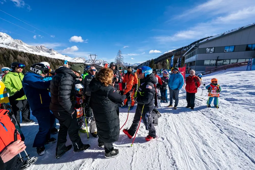 Ben due turni di allenamento in vista dei prossimi Mondiali di Courchevel mercoledì mattina 1 febbraio in Val di Fassa su LaVolata, Ski Area San Pellegrino, ormai riconosciuta come pista top della velocità mondiale. Allenamento prima di discesa alle prime luci dell’alba per le atlete norvegesi (Mowinckel e Kajsa Vickhoff Lie), insieme a loro le nostre Nadia e Nicol Delago e le statunitensi Breezy Johnson e Isabella Wright. A seguire, dopo la ritracciatura a cura dello staff tecnico italiano (presenti Gianluca Rulfi e Giovanni Feltrin), si sono presentate al cancelletto di partenza del tracciato di superG, Sofia Goggia, Mikaela Shiffrin e Alice Robinson. Una folla di fan appassionati ha atteso ad ogni giro queste tre regine dello sci alpino, che saranno sicuramente tra le protagoniste dei prossimi Campionati Mondiali nelle rispettive discipline. Grande entusiasmo come sempre per Sofia Goggia e anche per la regina incontrastata Mikaela Shiffrin. Giovedì continuano gli allenamenti sulle piste azzurre della Val di Fassa, con alcune velociste sempre su LaVolata, mentre altre atlete si alleneranno di gigante e speciale allo Ski Stadium a Pozza di Fassa. Foto di Ralf Brunel.