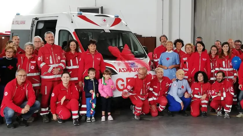 I volontari della Croce Rossa due anni fa con una nuova ambulanza