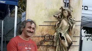 Il vincitore dell’edizione 2011 del Simposio, Kurt e i partecipanti alla manifestazione con i loro scalpelli hanno intonato un valzer a conclusione della giornata