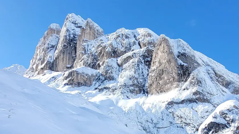 Una veduta della Marmolada innevata