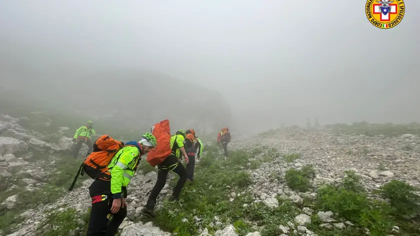 I soccorritori impegnati nelle operazioni di recupero del giovane nella zona di Forcella Colombera (foto Soccorso alpino)