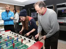 Un momento di relax, con Sofia Goggia e Alberto Ghezze che giocano a biliardino