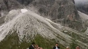 L’incontro al rifugio Berti diventato un video su DolomitiChannel, a sin. Vietina