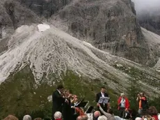 L’incontro al rifugio Berti diventato un video su DolomitiChannel, a sin. Vietina