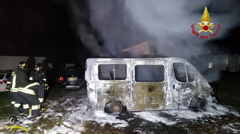 Il furgone distrutto dalle fiamme