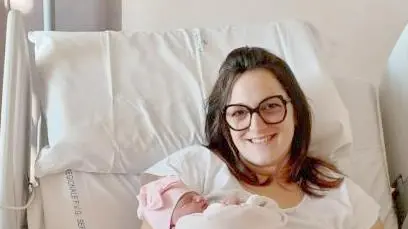 Mamma Michela Panciera con la figlia Malindi nata ieri mattina a casa a Vallesella