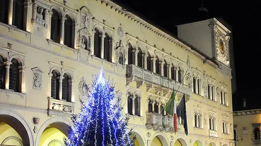 Inaugurazione della pista d pattinaggio su ghiaccio in piazza duomo