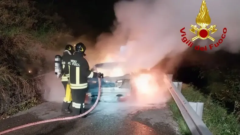 L'intervento dei vigili del fuoco in via Alessandro Manzoni a Chies d'Alpago