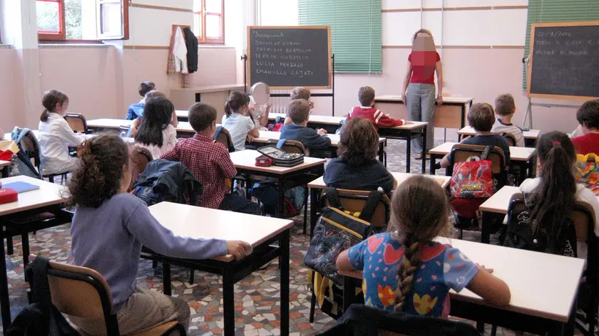 Una insegnante durante una lezione in classe