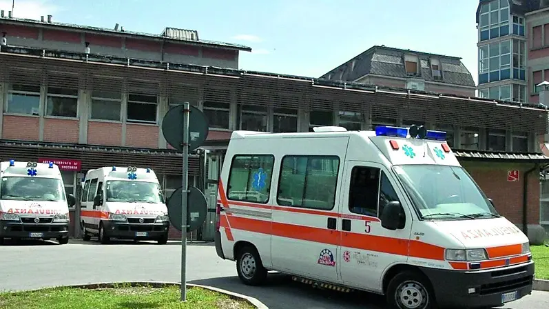 Un’ambulanza in partenza dall’ospedale San Martino di Belluno