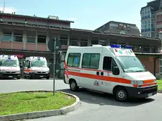 Un’ambulanza in partenza dall’ospedale San Martino di Belluno