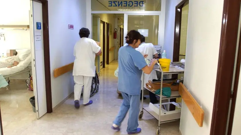 INFERMIERI IN CORSIA DURANTE IL TRASLOCO RIORGANIZZAZIONE ALL'OSPEDALE UMBERTO PRIMO DI MESTRE...TESTATINA LA NOSTRA SALUTE Corsia di un ospedale padovano In alto: Claudio Rizzato dei Ds e Margherita Miotto, di Ipv. A destra: l'assessore Fabio Gava