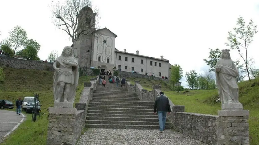 Feltre, il santuario dei santi Vittore e Corona sulla rocca del monte Miesna ad Anzù