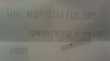 A destra la lettera anonima con minacce arrivata di recente a Bottacin. Qui sotto Palazzo Piloni