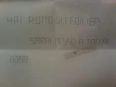 A destra la lettera anonima con minacce arrivata di recente a Bottacin. Qui sotto Palazzo Piloni