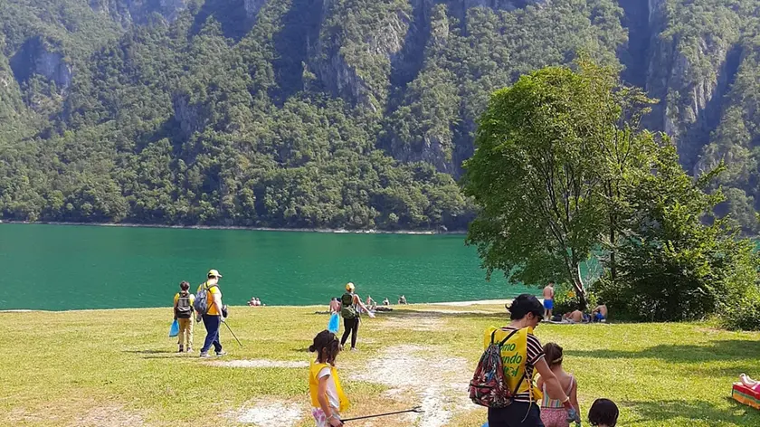 I volontari di Legambiente puliscono il lago del Mis