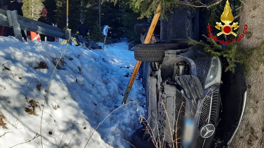 L'auto rovesciata a Pecol di Zoldo Alto