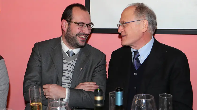 Il sindaco di Sappada, Manuel Piller Hoffer (S) insieme all'onorevole Gian Luigi Gigli durante l'incontro con il gruppo referendario a Sappada, 8 dicembre 2017. Foto ANDREA SOLERO / PHOTOSOLERO