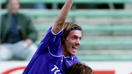 In primo piano Mauro Bressan, in una foto d'archivio del 2001 quando indossava la maglia della Fiorentina. L'ex centrocampista di Fiorentina, Genoa, Venezia, Foggia, Bari, Cagliari e Como, e' tra i destinatari di un'ordinanza di custodia cautelare nell'ambito dell'inchiesta della procura di Cremona sul calcio scommesse oggi, 1° giugno 2011. ANSA