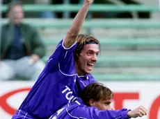 In primo piano Mauro Bressan, in una foto d'archivio del 2001 quando indossava la maglia della Fiorentina. L'ex centrocampista di Fiorentina, Genoa, Venezia, Foggia, Bari, Cagliari e Como, e' tra i destinatari di un'ordinanza di custodia cautelare nell'ambito dell'inchiesta della procura di Cremona sul calcio scommesse oggi, 1° giugno 2011. ANSA