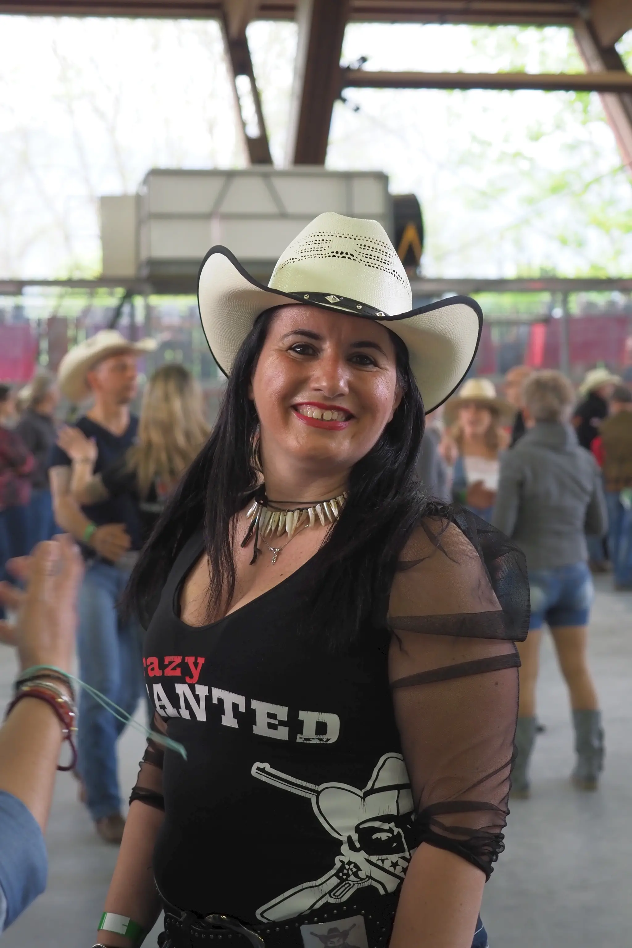 Appassionati di ballo country da tutto il nord Italia si sono radunati al palaghiaccio di Feltre per celebrare il Country day organizzato dall'associazione Redneck. Tra balli di gruppo e musica, il mercatino con i prodotti tipici del Feltrino e del Bellunese, l'esibizione degli sbandieratori che hanno portato un po' della magia del Palio di Feltre in pista, la giornata ha riscosso una notevole partecipazione. Tanto che, annunciano gli organizzatori, diventerà un appuntamento fisso. Ecco una carrellata di volti e di momenti del Country day Feltre (foto: Stefano De Barba)
