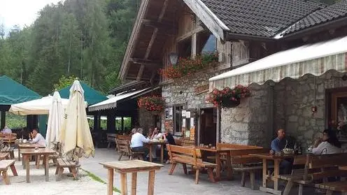 Il ristorante Insonnia, lungo la sp251 della val di Zoldo