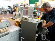 20051129 - ROMA - ECO : OCSE: ITALIA; BENE L' OCCUPAZIONE, MA SERVONO ALTRE RIFORME..Un lavoratore metalmeccanico in una fabbrica di Bologna in un'immagine di archivio dell' 8 luglio 2005. ..L' Ocse esprime una valutazione positiva sulla situazione del mercato del lavoro in Italia, che riflette fra l' altro la messa in regola continua degli immigrati ed il completamento dell' ultima fase delle riforme in questo settore. Per il 2006 e il 2007, peraltro, e' atteso un rallentamento, dal momento che non sono in cantiere ulteriori novita' normative, finalizzare a stimolare la crescita degli occupati...GIORGIO BENVENUTI-ARCHIVIO / ANSA / PAL