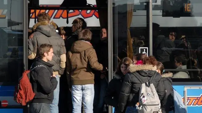 Belluno, 30 novembre 2007. interviste nel piazzale della dolomitibus sull'incidente che ha visto schiacciata una ragazza da un autobusIn migliaia salgono sui pullman in stazione Ragazzi sui mezzi di Dolomitibus. In alto Paolo Gamba