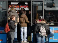 Belluno, 30 novembre 2007. interviste nel piazzale della dolomitibus sull'incidente che ha visto schiacciata una ragazza da un autobusIn migliaia salgono sui pullman in stazione Ragazzi sui mezzi di Dolomitibus. In alto Paolo Gamba