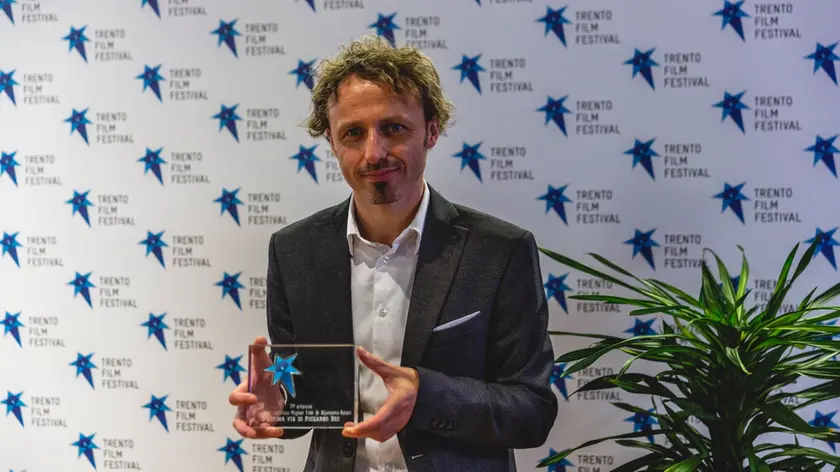 La premiazione del regista castellano Emanuele Confortin (foto Michele Purin)