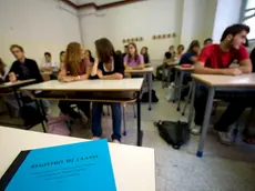 20090914 - ROMA - HUM - 8 MILIONI STUDENTI TORNANO A SCUOLA, CAMBIA 1/3 DEI PROF.. Studenti del liceo classico Dante Alighieri di Roma in classe per il primo giorno di lezione, oggi 14 settembre 2009. Oggi si torna in classe in quasi tutta Italia. Sono circa 8 milioni gli studenti che riprenderanno l'attivita'. A tutti il ministro dell'istruzione Mariastella Gelmini ha inviato un augurio. Un terzo degli studenti, secondo la rivista Tuttoscuola, avra' la sorpresa di avere nuovi professori. Sarebbero quasi 200 mila gli insegnanti che cambiano sede quest'anno; 70 mila per scelta, gli altri perche' precari... ANSA/ GUIDO MONTANI / DBA