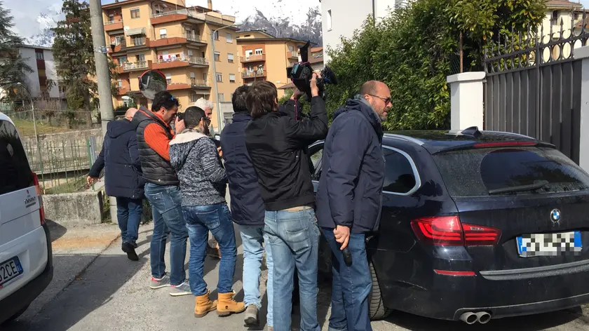 L'avvocato di Giosuè Ruotolo, Roberto Rigoni Stern, con i giornalisti all'uscita del carcere di Baldenich