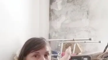 Emanuella Antonacci mostra la muffa nella parete di una stanza