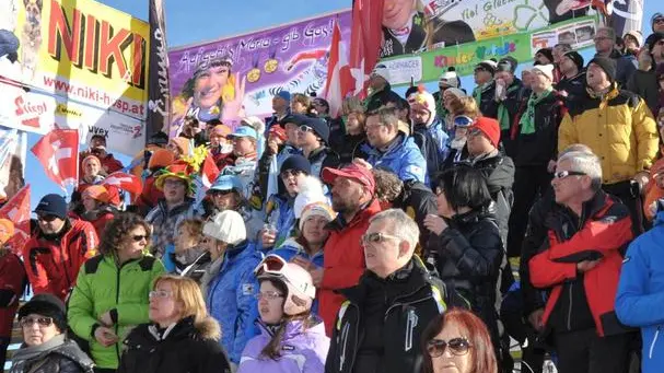 Lindsey Vonn vince il super G di Cortina, battendo la tedesca Maria Riesch leader di coppa del mondo. al terzo posto la svizzera Lara Gut