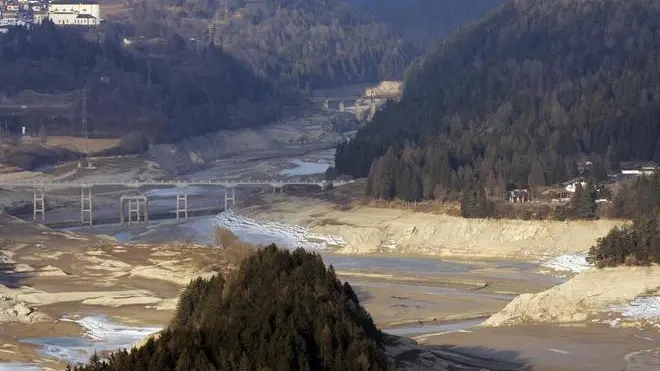 Il Lago del Centro Cadore in secca. Il Lago visto da Pieve di Cadore.