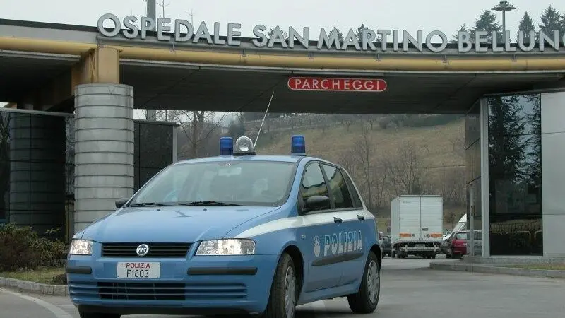 La Volante della polizia esce dall'area dell'ospedale