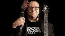 Due immagini di Andrea Braido uno dei chitarristi dell’area rock più talentuosi Ha suonato con i più famosi cantanti italiani