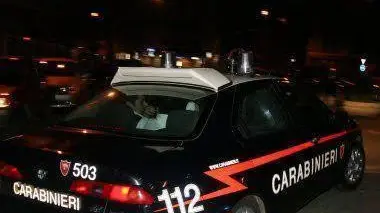 I carabinieri sono stati chiamati dai vicini della madre vessata dal figlio